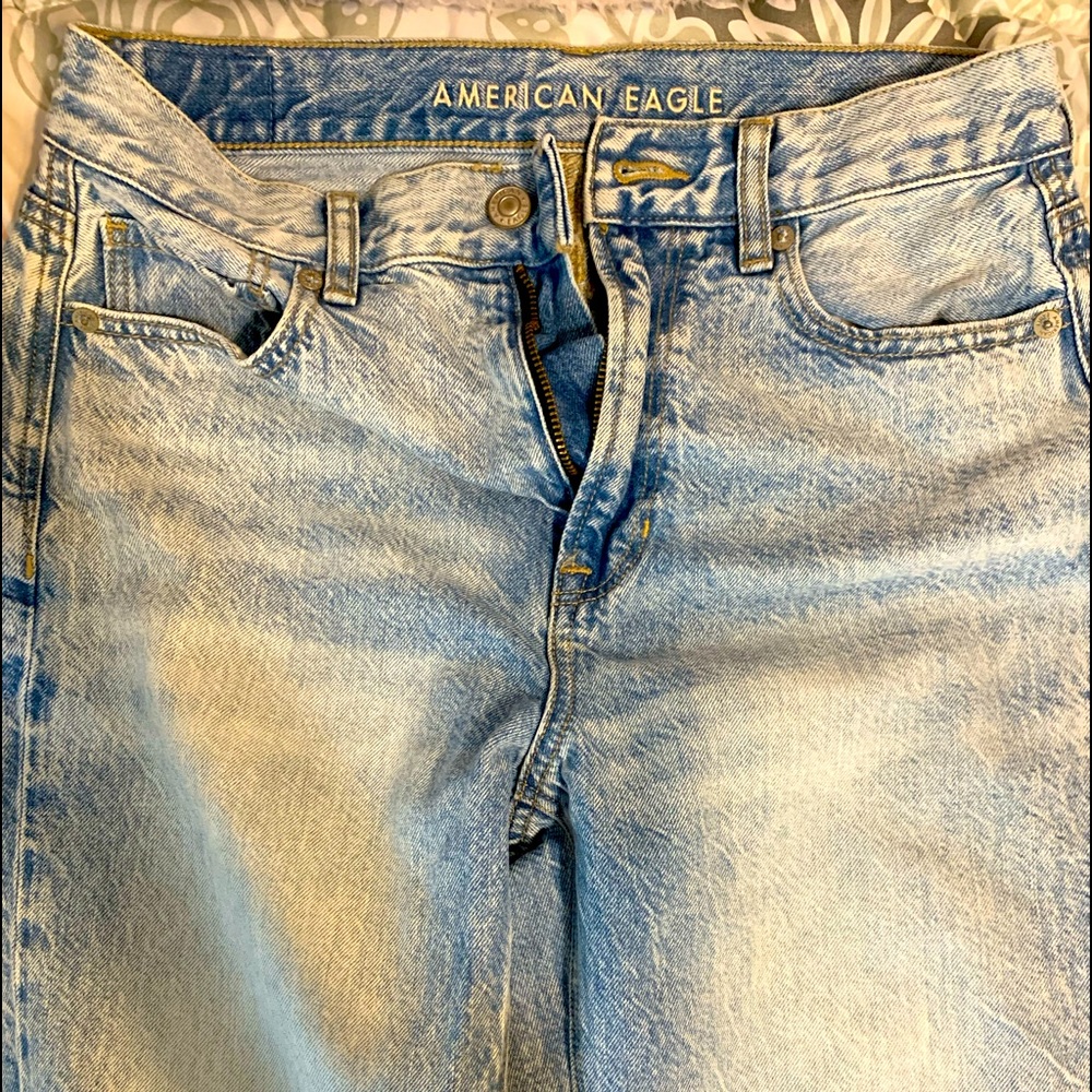 AMERICAN EAGLE MOM JEANS